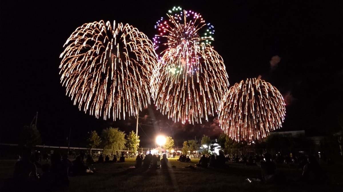 imprester's tweet photo. 涼しいなか見る花火もええもんやで https://t.co/QGzdb8uqBt