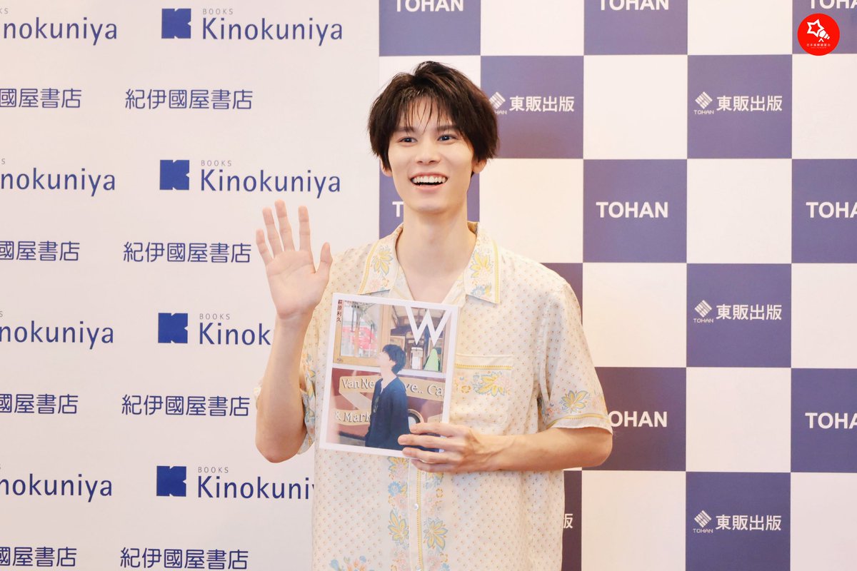 jpstargazer's tweet photo. 【日本語インタビュー記事】萩原利久、台北で写真集イベント開催！ファンに向け中国語「我愛你」を披露

https://t.co/2kwirCocP9

#萩原利久 https://t.co/wtujlGrPIM
