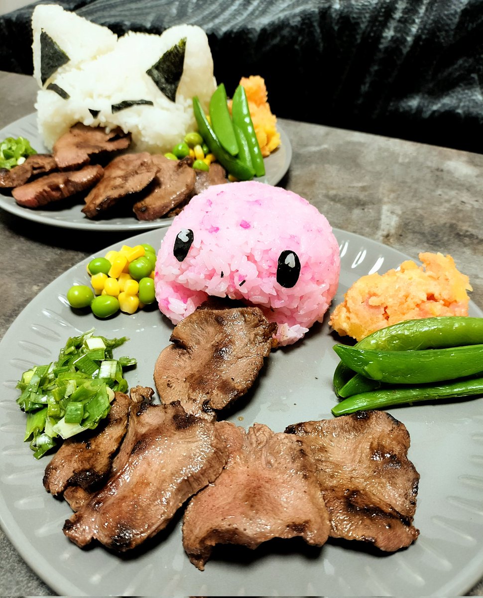 ベロリンガの牛タンプレート✨
奥の猫ちゃんはおまけ笑
牛タン超美味しいー(*´꒳`*)
 #ポケモン  #夜ご飯