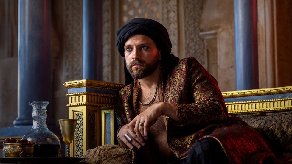 Ayer vi El cautivo y lo único que voy a decir es que Alessandro Borghi haciendo del Bajá de Argel, un cruce entre Tino Casal y Miguel Bosé, es el hombre más sexy que he visto en mucho tiempo.