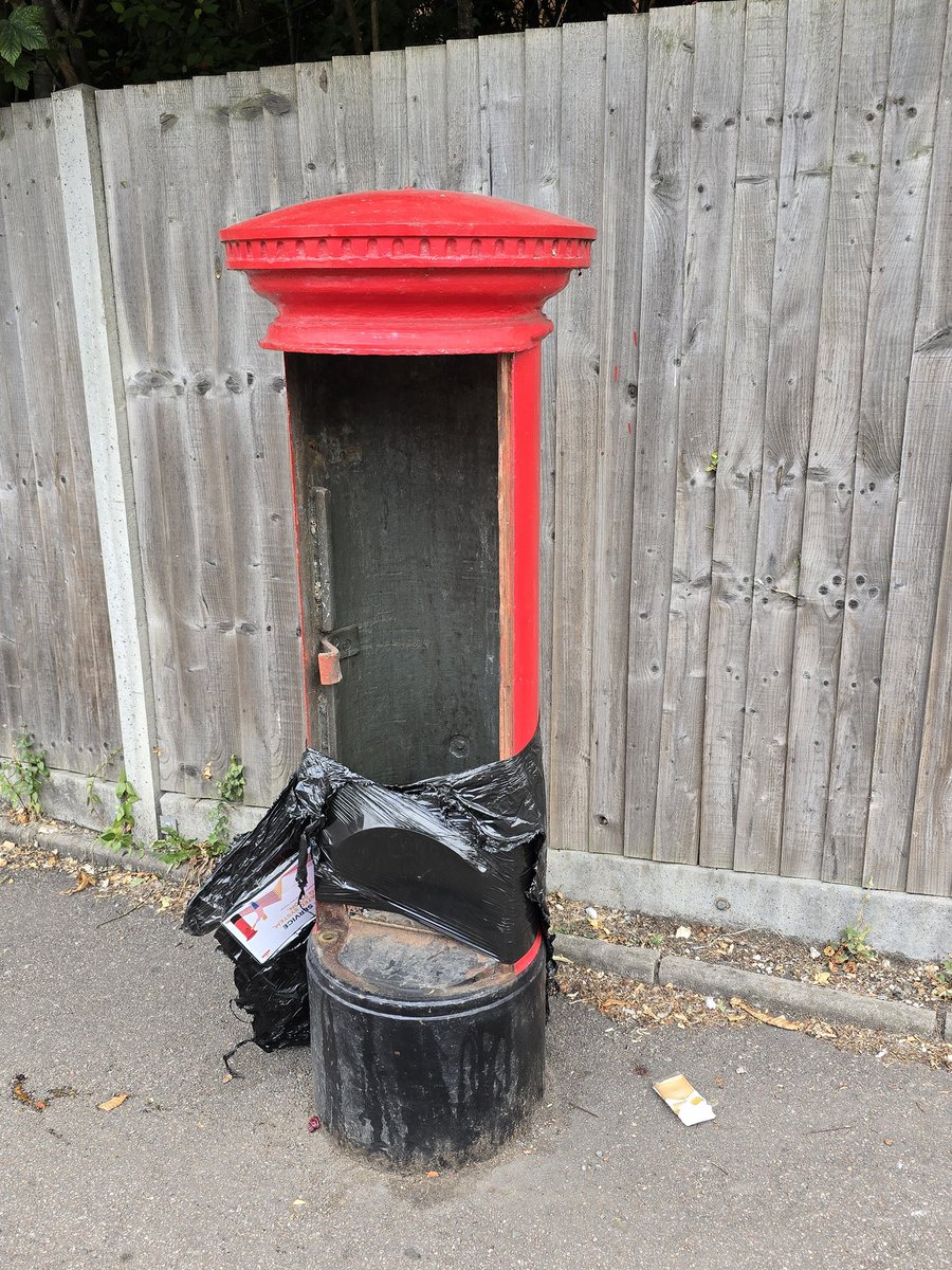 garethje60's tweet image. #postboxsaturday before and after.
#Hitchin Railway Station #Herts #UK
Now includes a solar panel!
