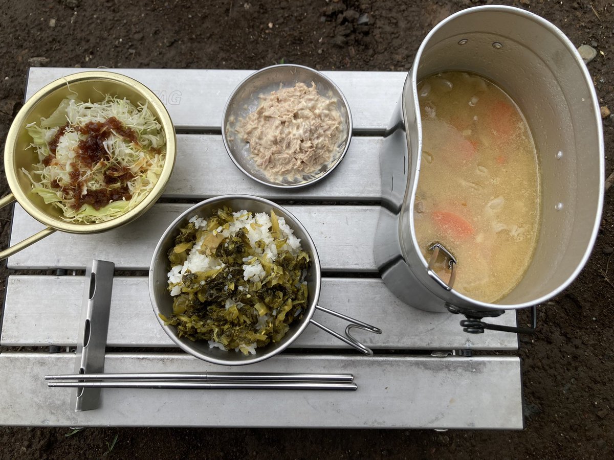 hofmanmd30's tweet photo. 今日もソロキャンプ🏕️天気予報に騙されて、久々に雨キャンプ。

さて昼飯は、これも久々の4合飯盒を使って豚汁と水蒸気炊飯の同時調理。

高菜ご飯と豚汁、トッピングにツナマヨ、そしてサラダ。

たまにはシンプルなのも良いね😊

#ソロキャンプ 
#ベーシストソロキャンプ部
#高菜ご飯と豚汁 https://t.co/IXxSwNP0Dg