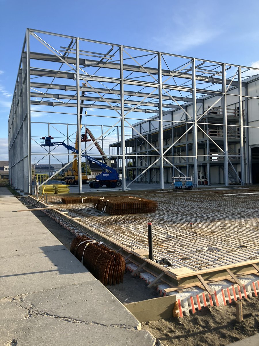 CHKBouwBV's tweet image. Zo kun je mooi de voortgang zien van alle fases. Zo is er bij de expeditie vloer gestart met wapening. Vriescel hal  fase 2 montage staal bijna gereed en hal fase 1 panelen en dak al weer waterdicht. #debouwisnooitsaai #mooiwark #blijftleuk