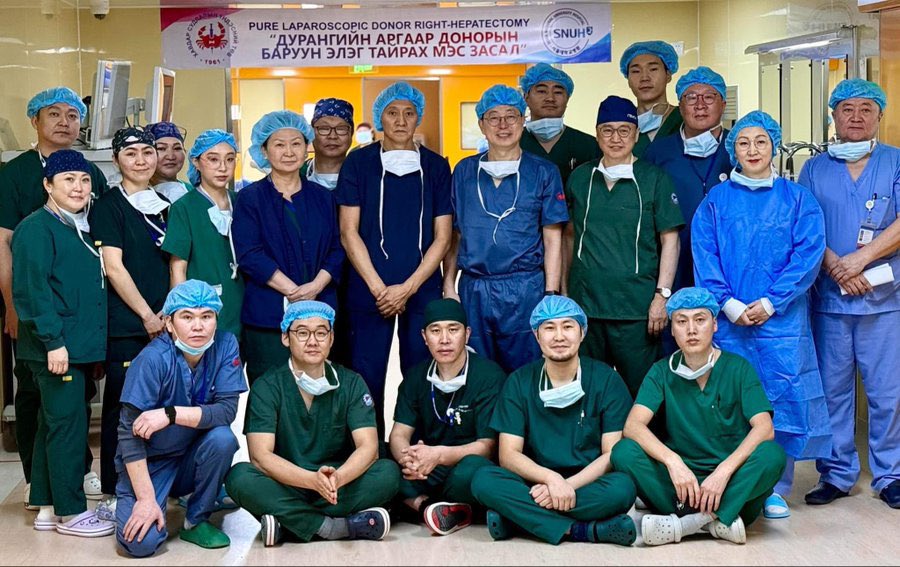 Амьд донороос элэг шилжүүлэн суулгах хагалгааг дурангийн аргаар ￼Монгол Улсдаа хийж олон хүний амь насыг аварч байгаа ач буянтай алтан гартай эмч нар минь😍🙏🏻