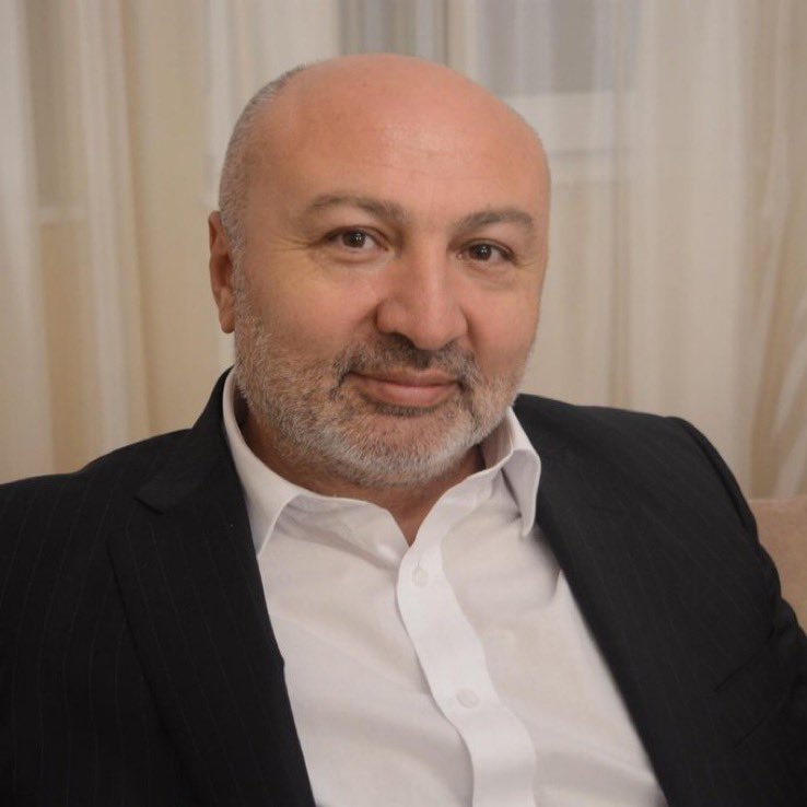 Değerli dava ve mesai arkadaşımız, Cumhurbaşkanımızın konuşma metin yazarı Hamdi Kılıç’ın, bir süredir mücadele ettiği hastalığa yenik düşerek Hakk’a yürüdüğü haberini büyük bir üzüntüyle öğrendim.

Mekânı cennet, makamı âli olsun. 

Kıymetli ailesine sabır ve başsağlığı