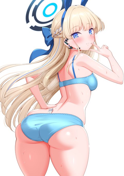 パンツに収まらないデカケツ見せつけてくるトキちゃん 