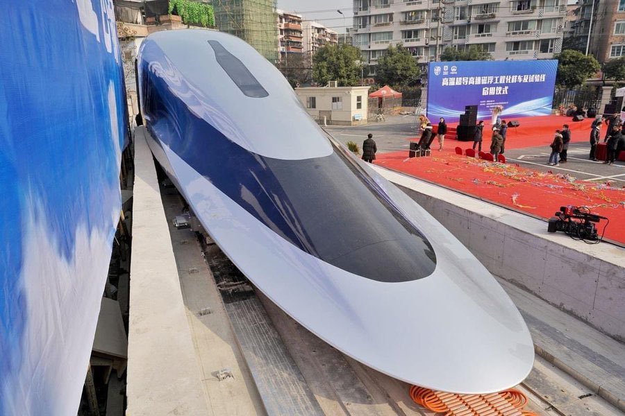 Эхнийх нь хөдөлмөрийн баатар цолтой 60км цаг хурдалдаг дэлхийд ганцхан Монголд байгаа галт тэрэг
Хоёр дахь нь ямар нэг баатар биш ч цагт 600км хурдалдаг дэлхийн хамгийн сүүлийн үеийн загварын хурдны галт тэрэг. 
Бид өөрчлөлтийг хүсэхгүй шагнаж торгоож зүтгүүлсээр бн. Хаа сайгүй