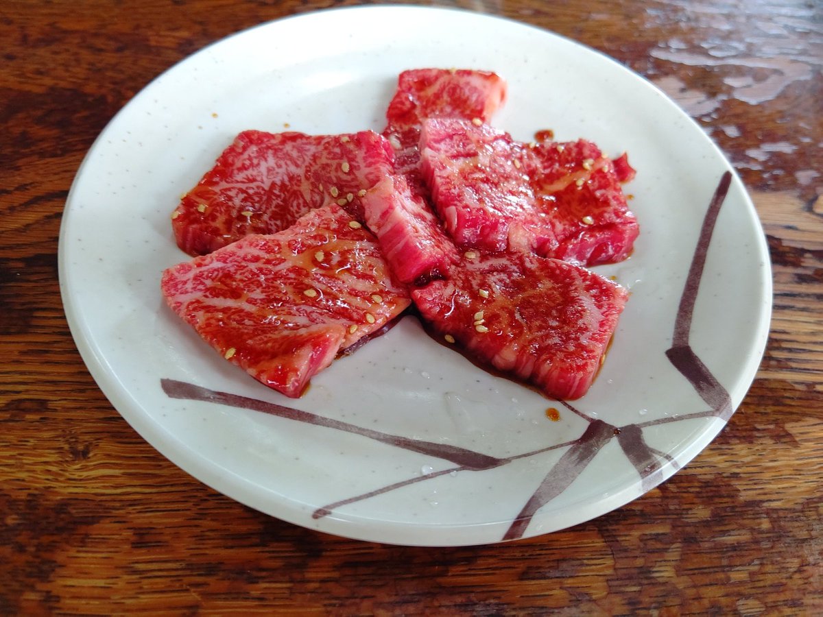 1人焼肉ランチ
ランチメニューは
ご飯とお味噌汁&amp;焼き野菜が乗ってる皿
（和牛カルビ・ハラミ）

追加でタン下・ホルモン・コブクロ黒毛和牛特選ロース
これだけ食べて5千円台は安い🙂