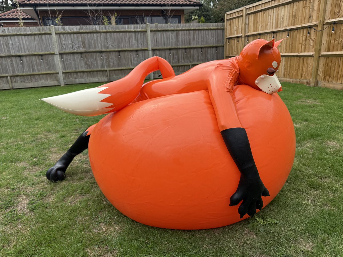 My belly looks so big!

📷 <a href="/Polytherian/">Flux - 🇨🇦 🇬🇧 🔜 ScotiaCon</a>

#rubber #latex #fox