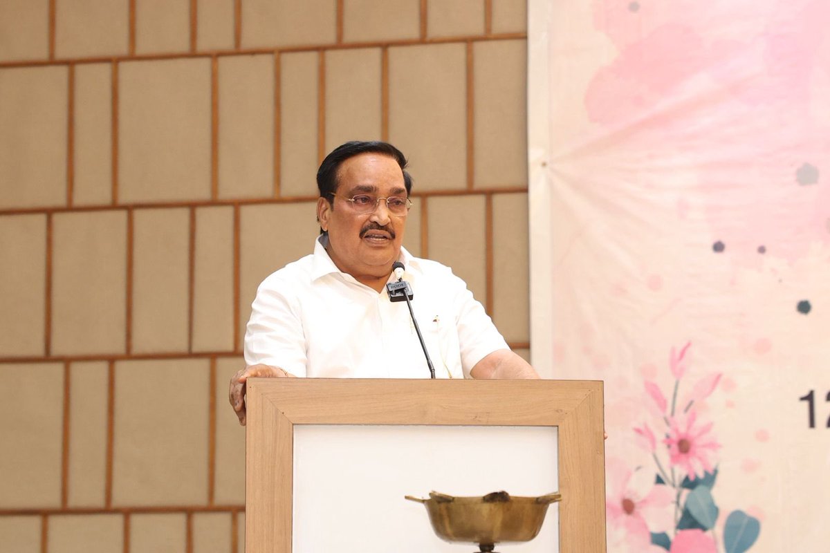 CRPaatil's tweet photo. अज्ञानतिमिरान्धस्य ज्ञानाञ्जनशलाकया ।
चक्षुरुन्मीलितं येन तस्मै श्रीगुरवे नमः ॥

જેમણે પોતાનું સમગ્ર જીવન વિદ્યાને સમર્પિત કરી દીધું એવા ગવર્મેન્ટ મેડિકલ કોલેજનાં પ્રોફેસર્સનાં નિવૃત્તિ પ્રસંગે ઉપસ્થિત રહી સૌનો હૃદયપૂર્વક આભાર વ્યક્ત કર્યો અને શુભેચ્છાઓ પાઠવી. મેડિકલ કોલેજનાં સૌ પ્રોફેસર્સ થકી આપણાં સમાજને ઉત્તમ ડોક્ટર્સ મળ્યા છે. સેવાનાં સંસ્કાર આપનારા સૌ ગુરૂઓને વંદન પાઠવ્યા. 

આ સાથે ડૉ કમલેશભાઈ દવ, ડૉ પારુલ વડગામ અને ડૉ કેતન આચાર્યને પણ કાર્યક્રમની સફળતા માટે અભિનંદન પાઠવ્યા.