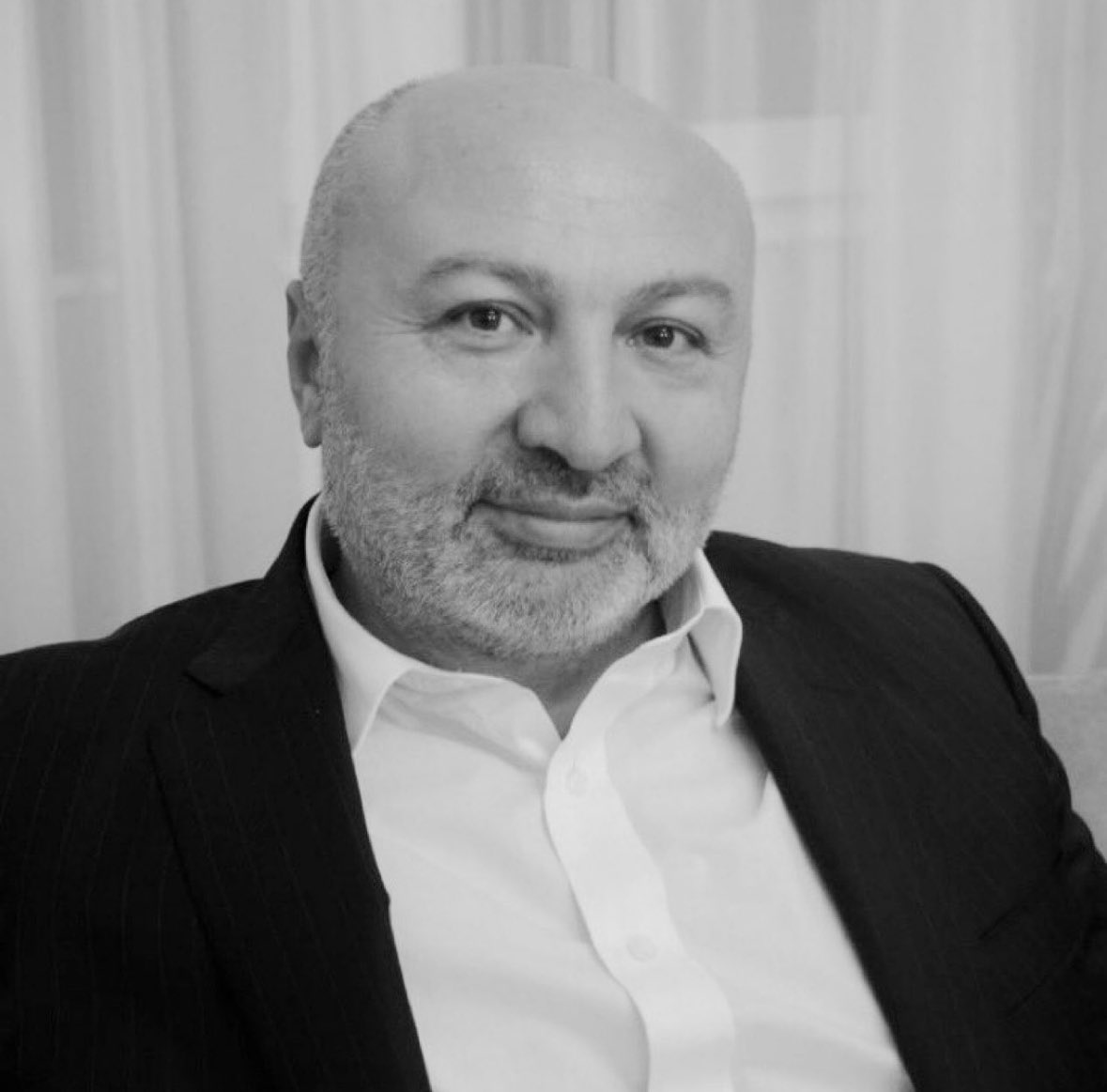 Cumhurbaşkanı Başdanışmanı Hamdi Kılıç’ın vefatını derin bir üzüntüyle öğrendim.

Gösterdiği özveri, samimiyeti ve değerli katkılarıyla daima hayırla anılacaktır.

Merhuma Allah’tan rahmet, kederli ailesine sabır ve başsağlığı diliyorum.
Rabbim mekânını cennet eylesin.