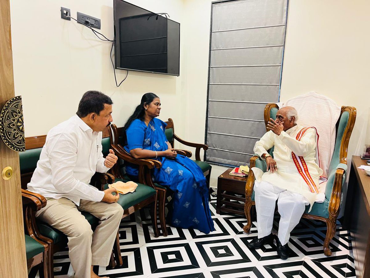 BandaKarthika's tweet photo. ఈ రోజు హర్యానా మాజీ గవర్నర్ పెద్దలు శ్రీ @Dattatreya గారిని వారి నివాసంలో కలసి ఆశీర్వాదం పొందడం ఆనందంగా అనిపించింది.
దేశం, సికింద్రాబాద్ పార్లిమెంట్ కోసం ఆయన చేసిన నిరంతర సేవలు ఎల్లప్పుడూ మనకు ఆదర్శంగా నిలుస్తాయి🙏🏻.
#secunderbad https://t.co/G3F5nSnsUY