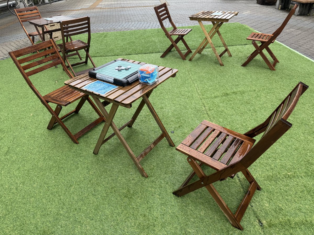 雨のテーブルにオセロ・・・なんだろこれ。