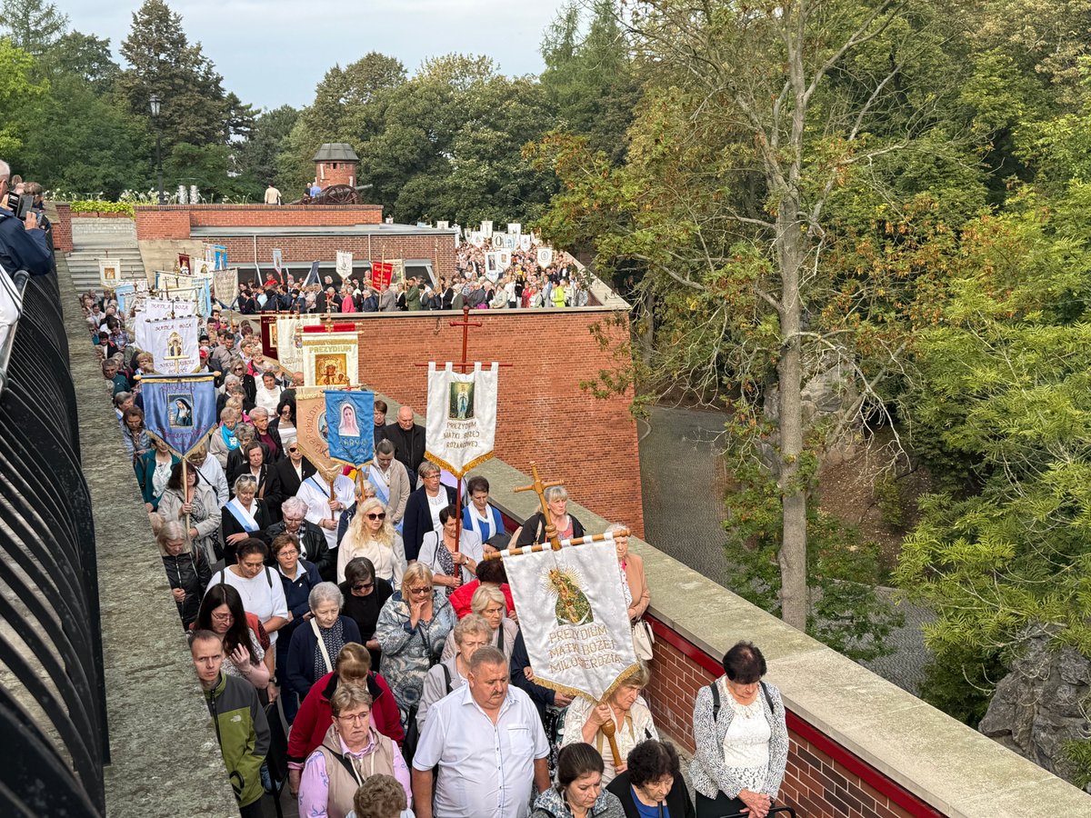 JasnaGoraNews's tweet photo. Nabożeństwem #DrogaKrzyżowa rozpoczęła się 31. Ogólnopolska Pielgrzymk Legionu Maryi na #JasnaGóra. Członkowie tego apostolskiego ruchu katolików świeckich przybywają z dziękczynieniem za kolejny rok służby Bogu, Kościołowi i Ojczyźnie. Proszą za rodziny, za Polskę i Pokój na Świecie.