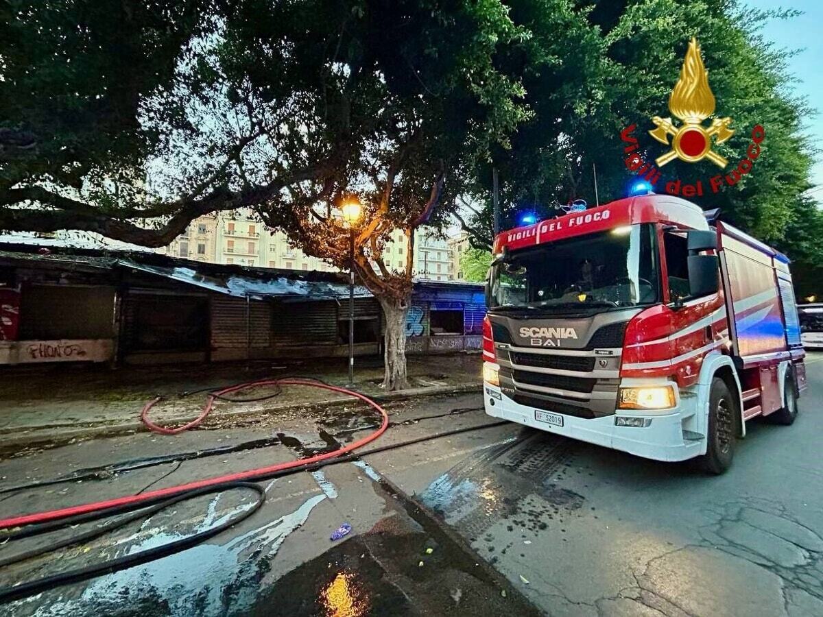 PalermoToday's tweet photo. Le baracche andate a fuoco vicino alla Stazione: "Il rogo si poteva evitare, si proceda alla demolizione" https://t.co/ZdvAKGQXIO https://t.co/8bvJKAotpX