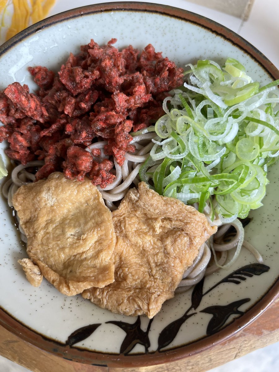 rightthing_todo's tweet photo. 富士見台　麺処盛盛
赤ねこ(冷)  ¥600
肉そばが美味しいとのことで、初訪店
肉そば狙いでしたが、赤ねこも気になったので選択。
むらめんの茹で麺、無料トッピング紅生姜良いです。
元気な接客も良かった♪
ご馳走さまでした。

#麺処盛盛 #立ち食い蕎麦　#蕎麦　#立ち食いそば #路麺 https://t.co/x4uKtjJe32