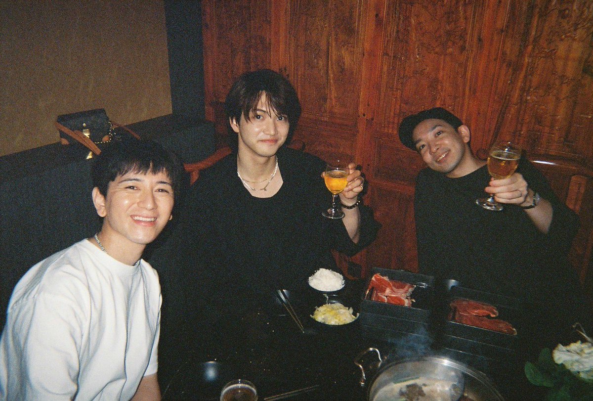 smbinfk2's tweet photo. 「#のだめカンタービレ」初日の幕が上がりました。

ソワレもお待ちしております♪

ここで少し台湾の思い出を。

①台湾到着した日に皆で小籠包を食べようと試みましたが大行列で断念。
街中でたまたま見つけた火鍋屋さんが大当たり🔥

②ホテルの廊下

この写真は勇之介が撮ってくれました。
台湾では宏規、勇之介、祥太郎とほんとにずーーーっと4人で行動していました。

素敵な思い出を沢山ありがとう。