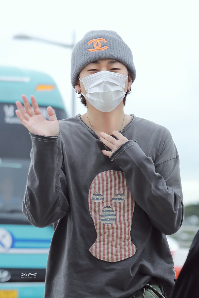 Zico_Square's tweet photo. 이 사막여우 누긔야 🦊
아침부터 너무 코여운 출국 🥰

#지코 #우지호 #ZICO https://t.co/pfUipe8BGG