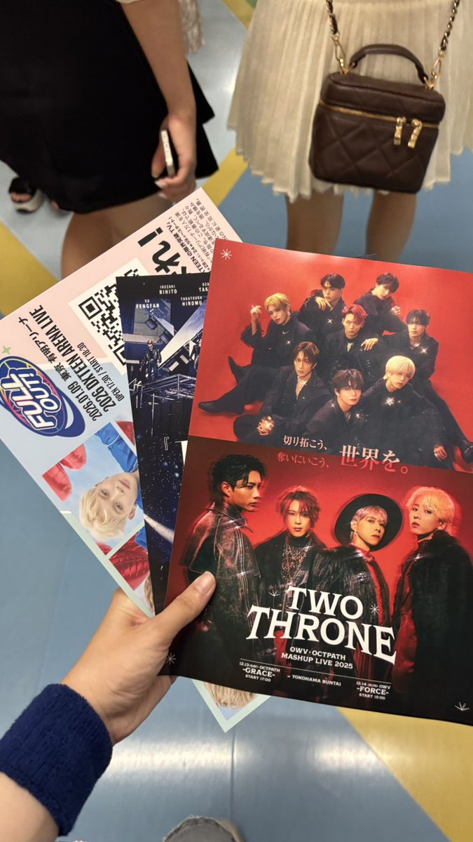 今日INIナゴドいるんですけど、TWO THRONEのチラシ置かれてた泣いた嬉しい😭😭😭😭😭😭😭😭😭😭😭😭😭😭