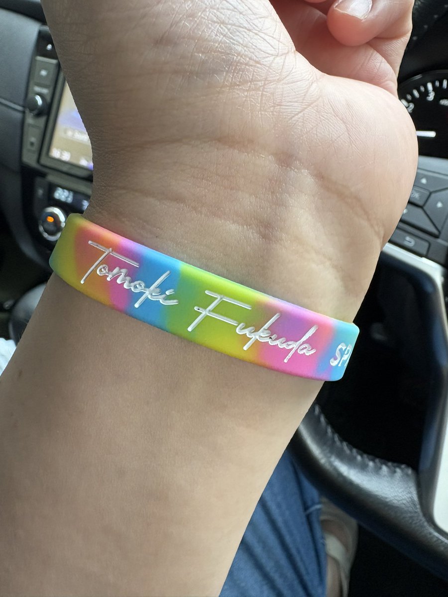 Nurselady10's tweet photo. 昼の部終了〜初とも君ソロライブSparkle、最高に楽しかった😆夜も楽しみだ〜夜の部前にLEDリストバンド買えるといいなぁ😭 #gateBlack #Sparkle とりあえず昼終わり、ラババンは買った、可愛い🩷 https://t.co/7wRpl9JmB0