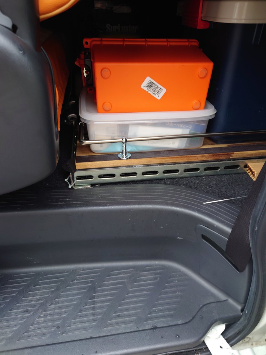 リアに引き出せるのだけど奥の小物が落ちてくる。これで左スライドドアを開けても落ちてこないかな？