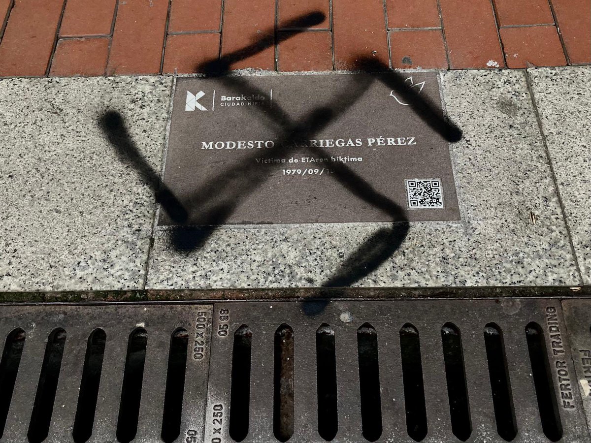 Hoy es el Aniversario del asesinato (1979) de Modesto Carriegas. Un par de jóvenes de ETA le dispararon en al salir de su casa, en la que vivo hace años, cuando iba a su trabajo en un banco. Como el de tantos otros, su asesinato fue selectivo: molestaba. 
El silencio rodeó su