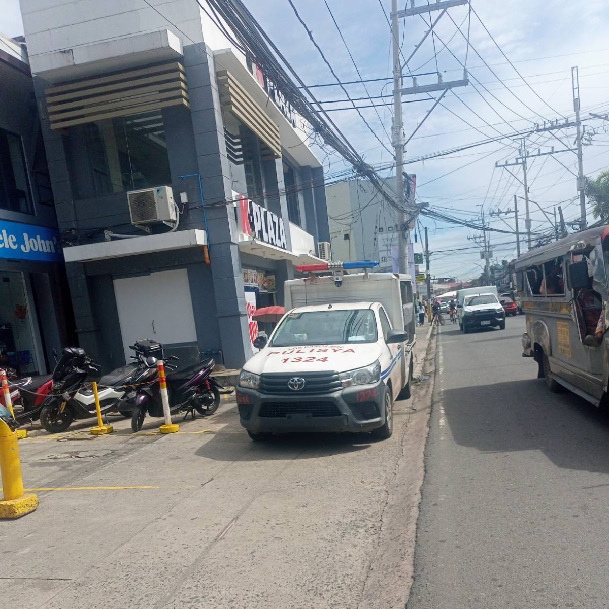 13 September 2025 03:25pm

Mula ala una nang madaling araw hanggang sa kasalukuyan, namataan ang mobile ng Los Baños MPS na nakaparada sa harap ng UPLB Gate sa Lopez Ave.

#SafeHavenWatch