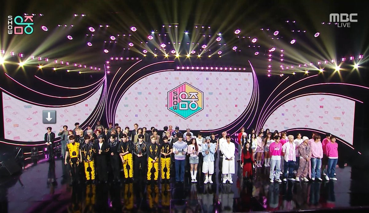 thesalee3's tweet photo. ฮืออออ รุกกี้หน้าใหม่ของเราไปยืนจุ่มปุ๊อยู่ตรงนั้นคนเดียว เอ็นดูงะะ🥺 https://t.co/4Hfdl8dtSS