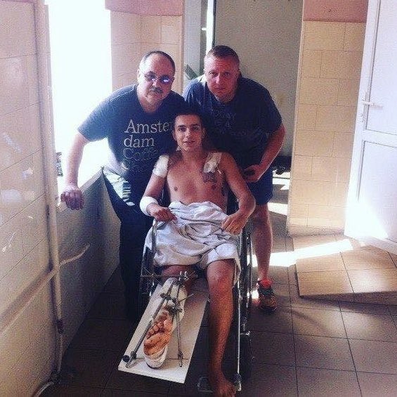 10 років тому мене розперіщило на протипіхотній міні в Пісках під Донецьком.
Можливість сьогодні писати цей допис мені в той день забезпечили бійці Добровольчого батальйону ОУН та холодноярівці з 93-ї.
Сябро і Рубін, які, рятуючи мене, отримали поранення, стали до лави Небесного