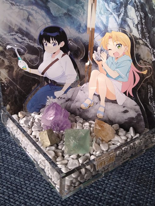 アクリルジオラマ組み立て。付属の石を入れると大変良い。「原石探し」で採ってきた石を置いて完成〜。#瑠璃の宝石 #博石館 