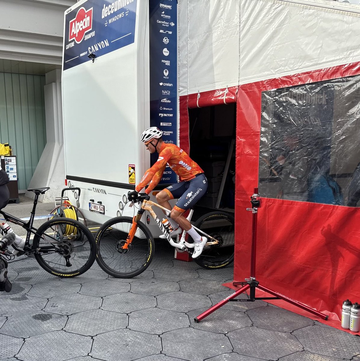 Zijn laatste training voordat hij morgen opgaat voor goud op WK mountainbike ⁦<a href="/mathieuvdpoel/">Mathieu Van der Poel</a>⁩