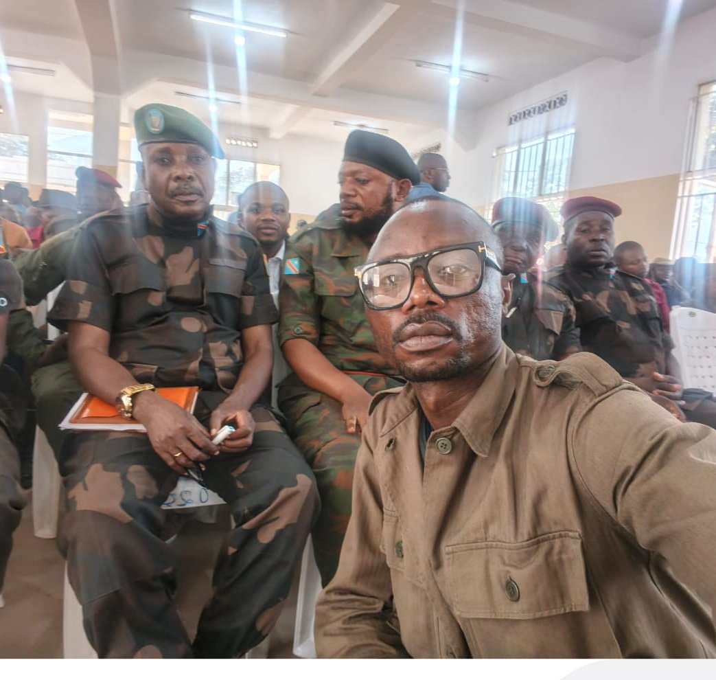 Contrairement à ce qui se dit, le général #AmuriYakutumba est un homme doux, simple et effacé, développant des capacités d' écoute digne d'un officier formé. 
Pausant ici avec nous et #FofanaEpenge à Uvira, dans le Sud Kivu.