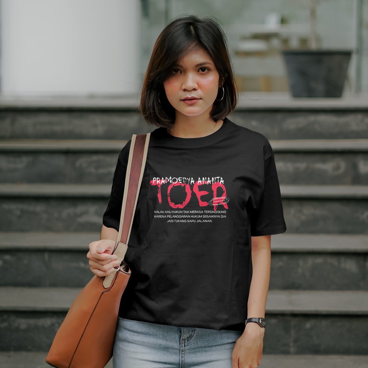 Mey Sha (@mey_sha99) on Twitter photo Kami memang orang miskin. Di mata orang kota kemiskinan itu kesalahan. 
Lupa mereka lauk yang dimakannya itu kerja kami. 
"Rumah Kaca" - Pramoedya Ananta Toer Kami memang orang miskin. Di mata orang kota kemiskinan itu kesalahan. 
Lupa mereka lauk yang dimakannya itu kerja kami. 
"Rumah Kaca" - Pramoedya Ananta Toer