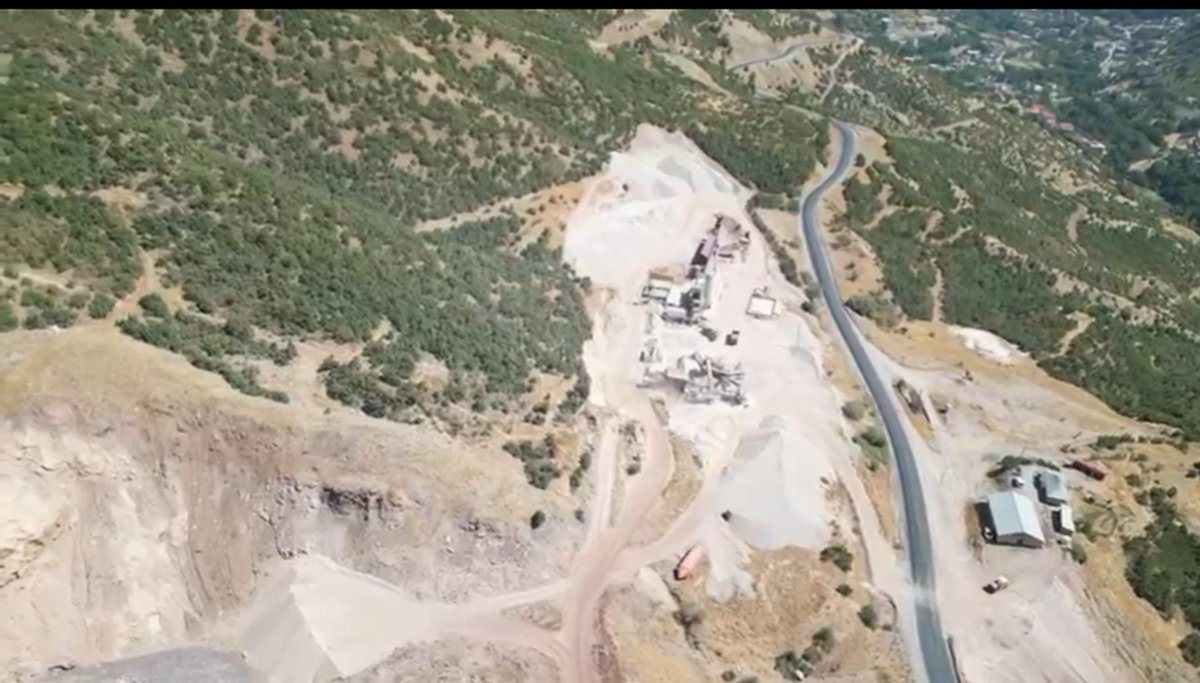 Şemzinan'a bağlı Şapatan köyündeki taş ocağı yeni bir doğa talanına yol açarken, bölgede dinamitlerin patlatıldığı görüntülere ulaşıldı. Patlatılan dinamitlerin ekolojik dengeye ve doğaya zarar verdiği görülüyor.

#Şemdinli
#ŞemdinlideDoğaTalanı