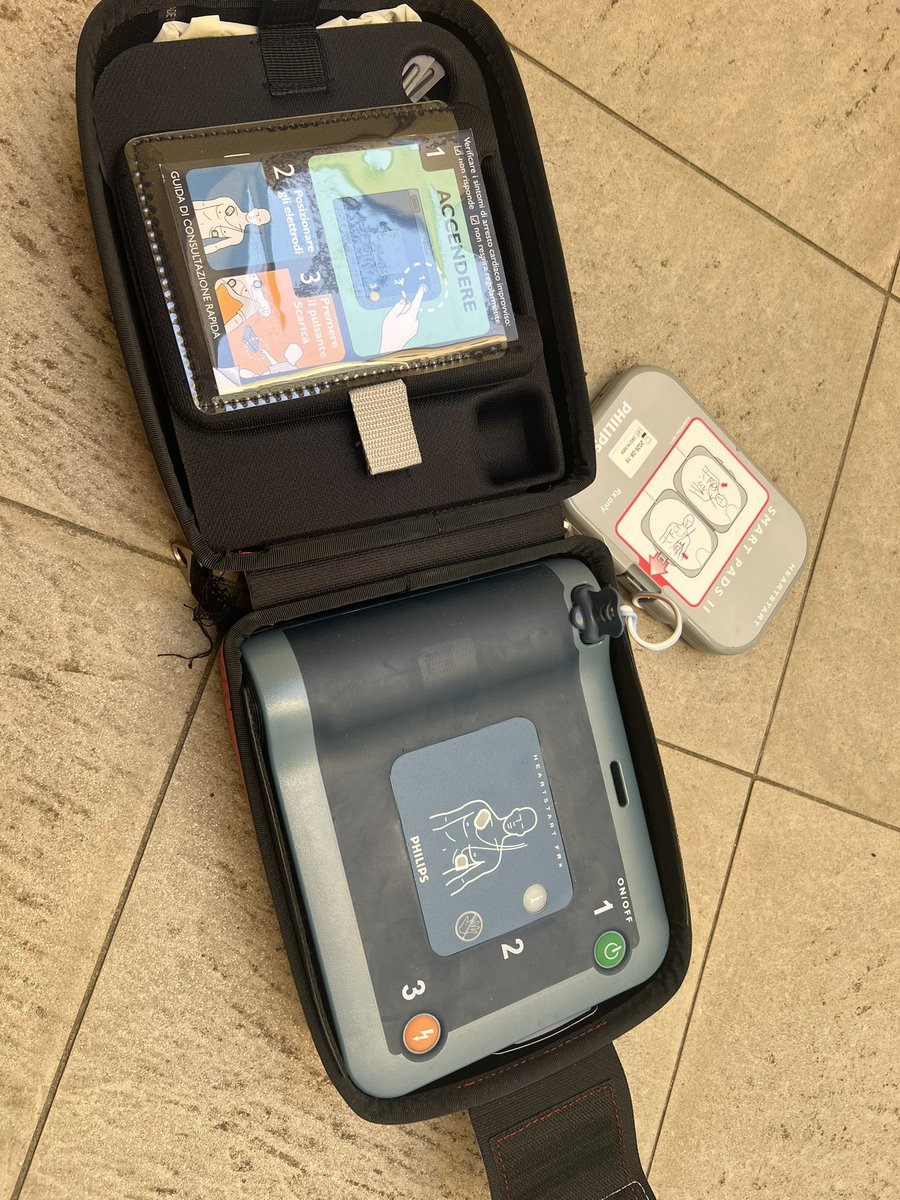 RobertoRedSox's tweet image. Dormi, anzi dormivi, suona forte l’APP 📲 del defibrillatore comandata dal 118. 
Ti suona quando sei nelle vicinanze di un possibile arresto cardiaco.
È un beep-beep forte che suona anche se hai il cellulare in silenzioso. 

L’indirizzo dell’ALLARME🚨 è a 80 metri da casa e senza…