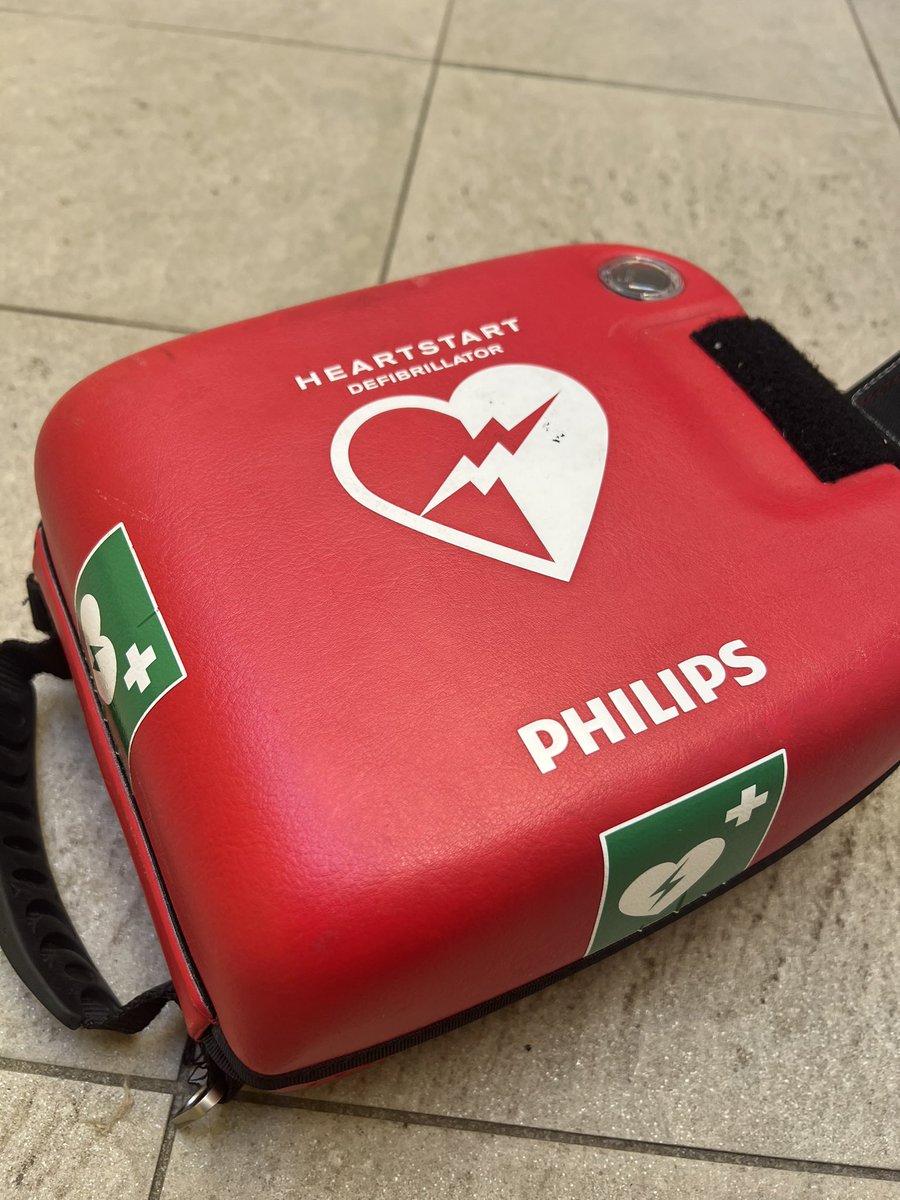 RobertoRedSox's tweet image. Dormi, anzi dormivi, suona forte l’APP 📲 del defibrillatore comandata dal 118. 
Ti suona quando sei nelle vicinanze di un possibile arresto cardiaco.
È un beep-beep forte che suona anche se hai il cellulare in silenzioso. 

L’indirizzo dell’ALLARME🚨 è a 80 metri da casa e senza…