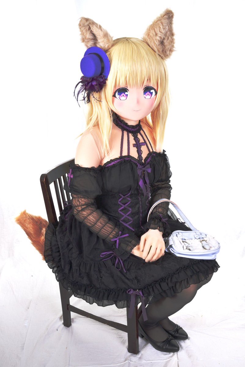 runachanandruna's tweet photo. 「ルナ様、お誕生日おめでとうございます！」
「みな妾のためにありがとうのぉ」
「記念写真も終わったのでお待ちかねのケーキです。今回は苺のショートケーキにしました」
「おぉ流石じゃ！よくわかっておるのぉ」 https://t.co/shleZeEGzI