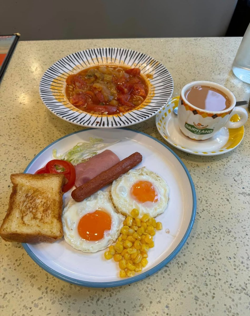 09ef3a3a89764d8's tweet image. 朝食「蔷红」🍳
朝食A2を注文しました。
ハム、ソーセージ、目玉焼き2つ、デニッシュペストリー
ロシアンソーセージスープとスパゲッティ
ホットミルクティー