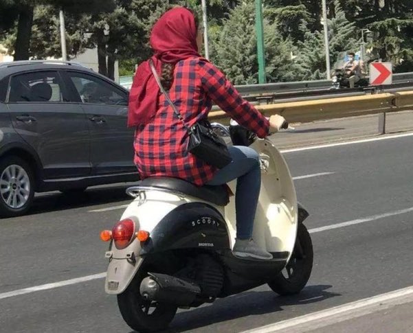 پلاک نداره!!!!
عکس تبلیغاتی برای نشان دادن «همه چی آرومه!»

- سناریو،کارگردان،عکاس،پروپاگاندای رسانه ایی : اصلاحطلبان خط امامی