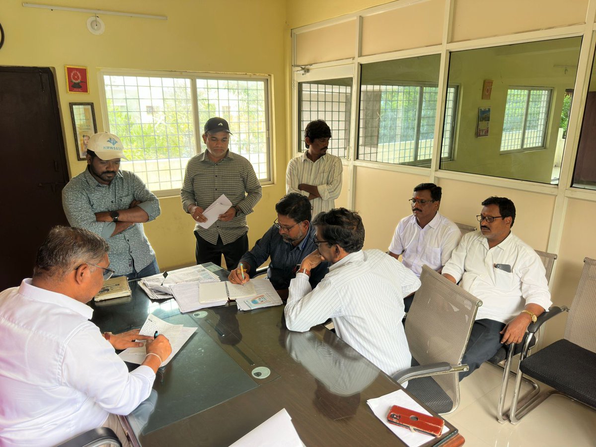 ChinnaJerepoth1's tweet photo. @KTRBRS @BRSHarish @BrsBandari @BRSparty గౌరవ ఎమ్మెల్యే బండారి లక్ష్మారెడ్డి గారి ఆదేశాల మేరకు పలు కాలనీల భూగర్భ డ్రైనేజీ వ్యవస్థ, మంచినీటి సరఫరాకుసంబందించి పెండింగ్ పనులకు ప్రపోజల్స్ రెడీ చేయాలని HMWSSB వాటర్ వర్క్స్ మేనేజర్ వేణుగోపాల్ తో సమావేశమైనకార్పొరేటర్ జెరిపోతుల ప్రభుదాస్ https://t.co/l7V0nPAoid