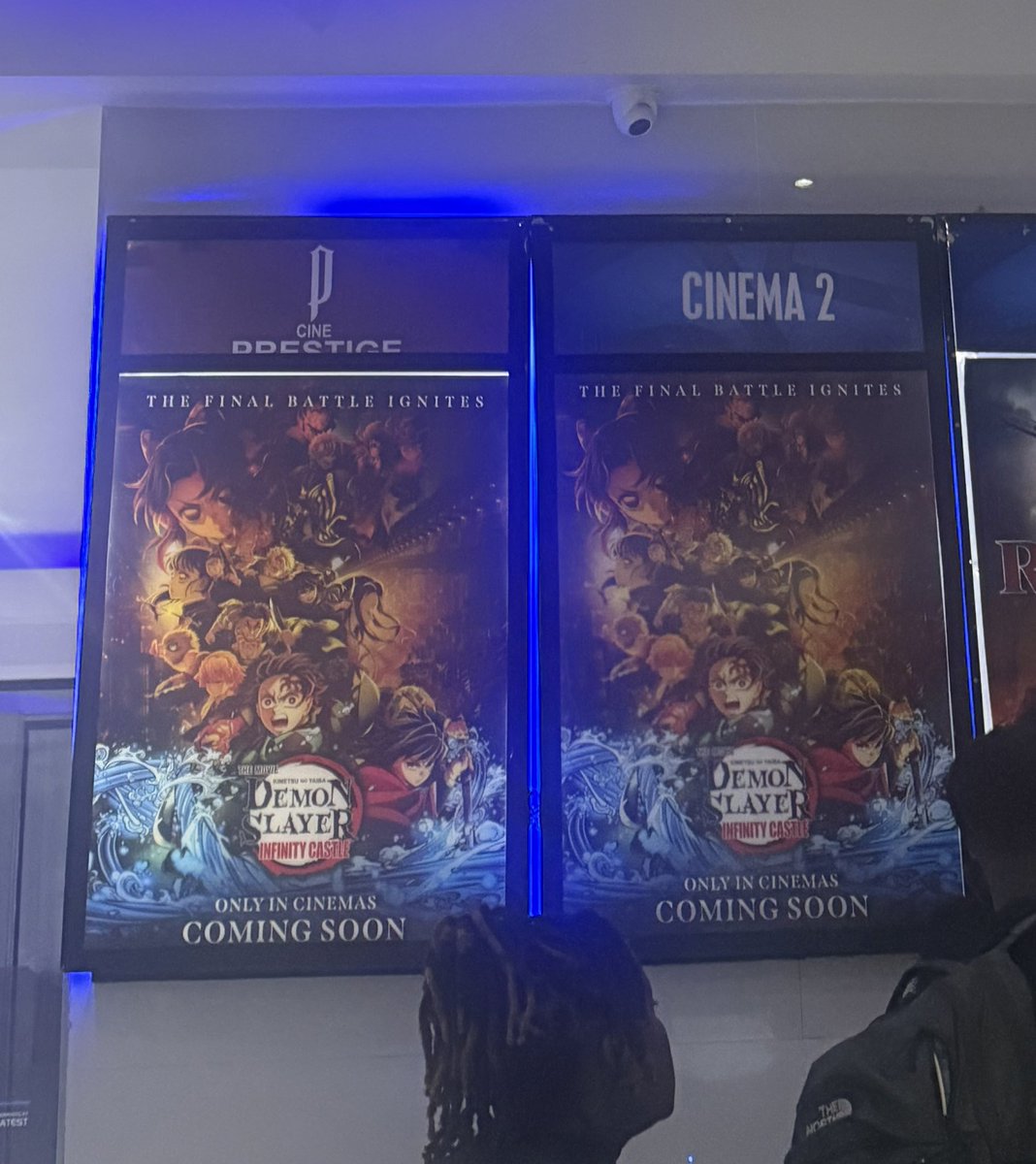 mayui_ydk's tweet photo. アフリカ・ジンバブエで「鬼滅の刃」を観てきました🎬

ジンバブエで日本のアニメが上映されるのは初めてとの噂も…！現地のOTAKUの方たちが自ら映画館に交渉したそうです👏

初日はなんと座席数以上の人が訪れ、通路にパイプイスを並べていました😂
上映中もコールが絶えず、終始大盛り上がりでした！ https://t.co/rkH6yBM5Lv