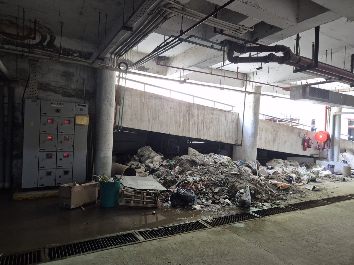 krishan2207's tweet photo. @GodrejProp @GodrejEnt_group @GodrejInterio4U @godrej @MCManesar @MunCorpGurugram this is how Godrej maintain their societies... And create dengue thriving enviornments. https://t.co/Pn70q0jIkz