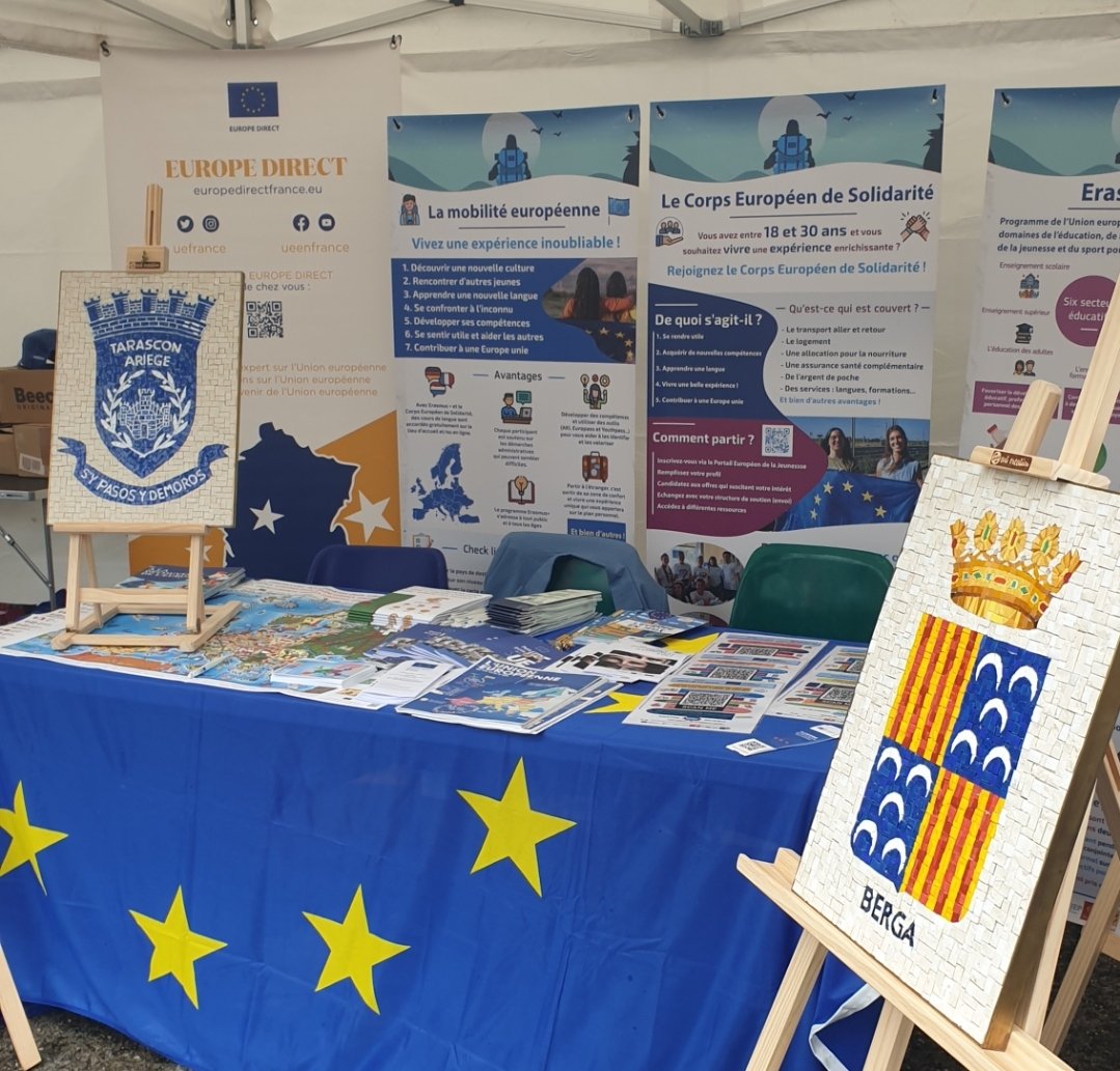 EuropeDirectPyr's tweet image. D'un forum des associations à l'autre, aujourd'hui à Tarascon-sur-Ariège avec le comité de jumelage : infos, échanges sur l'Union européenne, les jumelages, les opportunités de mobilité et d'engagement des jeunes avec de magnifiques mosaïques sur les blasons des villes jumelées