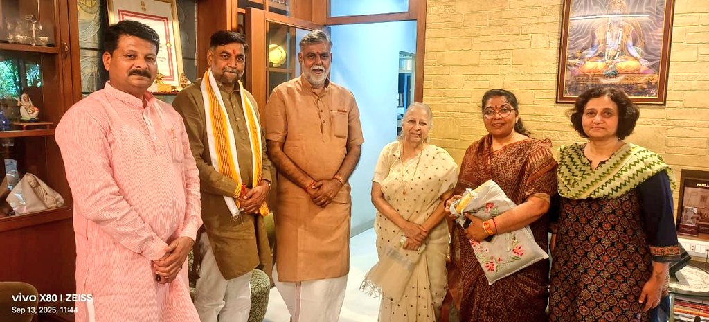 Prahlad Singh Patel ( वृक्ष से जल, जल से जीवन) (@prahladspatel) on Twitter photo इंदौर में पूर्व लोकसभा अध्यक्ष आदरणीया ताईजी श्रीमती <a href="/S_MahajanLS/">Sumitra Mahajan 'tai'</a> जी के निवास पर पहुँचकर उनसे आशीर्वाद लिया और अपनी किताब 'परिक्रमा' के विमोचन कार्यक्रम के लिए सादर आमंत्रित किया।
धर्मपत्नी <a href="/patel_pushplata/">Pushplata S Patel</a> एवं अनुज <a href="/jalamsing_patel/">JALAM SINGH PATEL (Modi ka parivar)</a>, भाजपा जिलाध्यक्ष श्री <a href="/PathakRamsanehi/">Ramsnehi Pathak</a> साथ इंदौर में पूर्व लोकसभा अध्यक्ष आदरणीया ताईजी श्रीमती <a href="/S_MahajanLS/">Sumitra Mahajan 'tai'</a> जी के निवास पर पहुँचकर उनसे आशीर्वाद लिया और अपनी किताब 'परिक्रमा' के विमोचन कार्यक्रम के लिए सादर आमंत्रित किया।
धर्मपत्नी <a href="/patel_pushplata/">Pushplata S Patel</a> एवं अनुज <a href="/jalamsing_patel/">JALAM SINGH PATEL (Modi ka parivar)</a>, भाजपा जिलाध्यक्ष श्री <a href="/PathakRamsanehi/">Ramsnehi Pathak</a> साथ