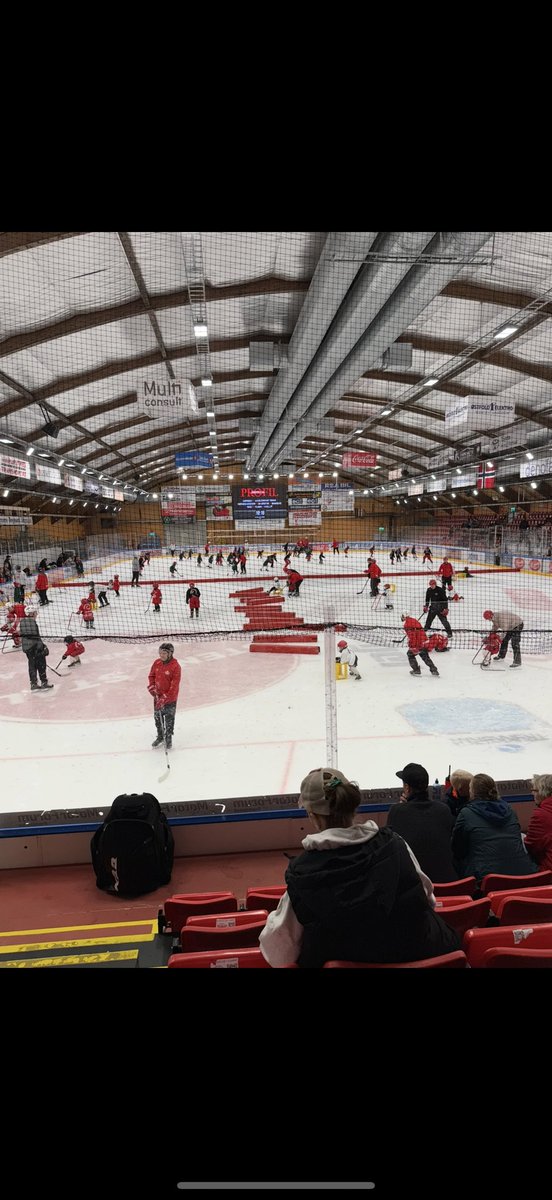 vinterLand83's tweet image. Skøyte og hockeyskole i gang igjen i Stjernehallen. Over 50 nye barn har hentet utstyr og godt over 100 barn på isen. Masse ressurspersoner på isen. Alt fra foreldre til A-lags trenere til spillere. Helt gratis er det også👏 @StjernenElite #2hockey @tv2sport