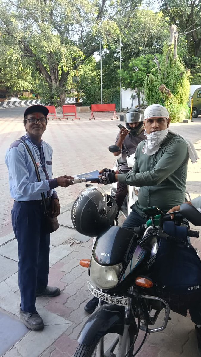 SSpanchshila's tweet image. Morning smiles, fresh news, and good vibes! 🗞️✨
Starting the day by sharing newspapers with our customers — because a little gesture can go a long way. 💙
#HPCL #ProjectAbhyuday #DeliveringHappiness

@hpcl_retail @Rg03Goel @BanaySingh07 @hardik_HPCL