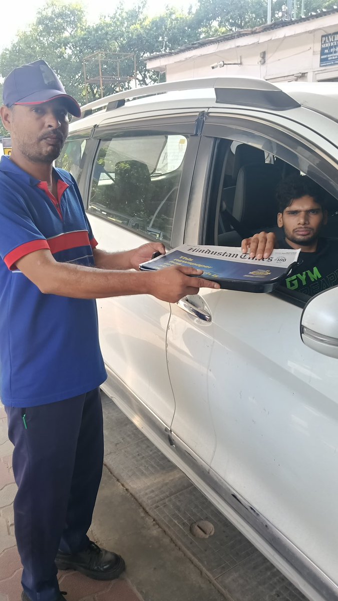 SSpanchshila's tweet image. Morning smiles, fresh news, and good vibes! 🗞️✨
Starting the day by sharing newspapers with our customers — because a little gesture can go a long way. 💙
#HPCL #ProjectAbhyuday #DeliveringHappiness

@hpcl_retail @Rg03Goel @BanaySingh07 @hardik_HPCL