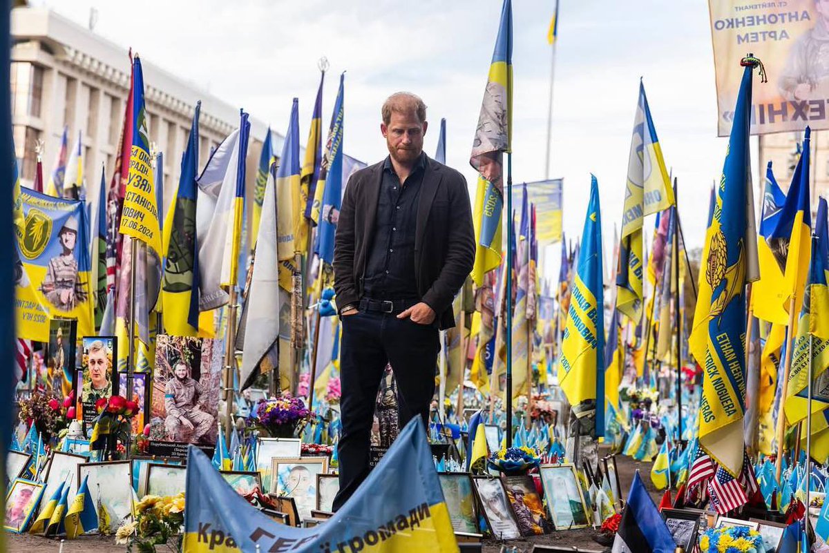OlgaPatl's tweet photo. Prince Harry at the Alley of Heroes in Kyiv https://t.co/qrAH0Wgn5O
