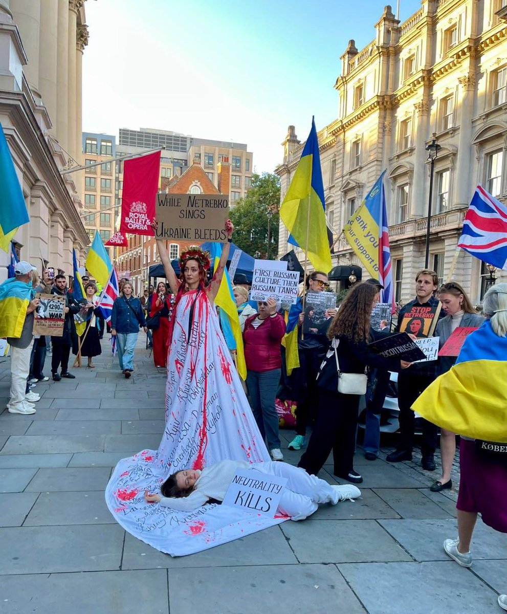 Protests erupted in London over the performance of russian opera singer Anna Netrebko.

Netrebko opened the season at the Royal Opera House, drawing demonstrators outside the venue.

In 2014, she donated one million rubles to a russian-controlled opera theater in Donetsk, saying