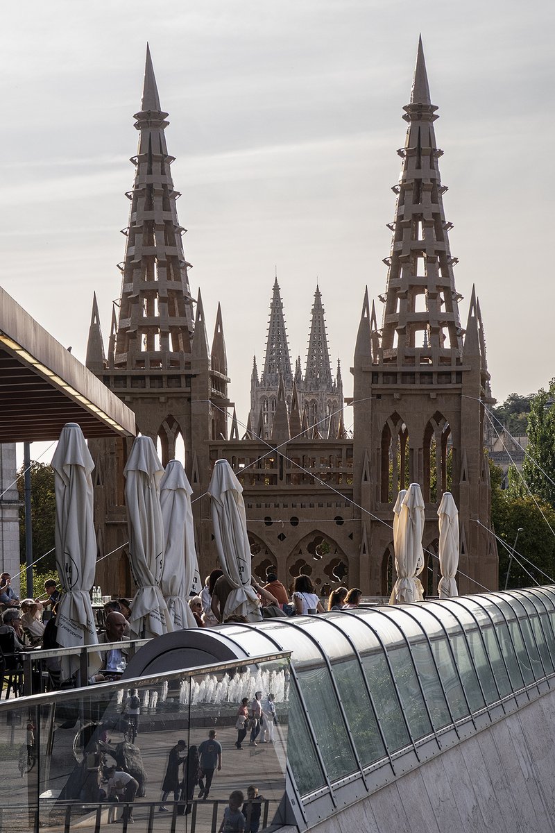 CATEDRAL DESDE LA CATEDRAL #EnclaveDeCalle de #Burgos destaca la creación de una réplica de la #CatedraldeBurgos elaborada completamente con cajas de cartón. Esta propuesta artística ha sido ideada por el reconocido creador francés #OliverGrossetête